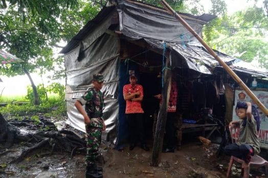 Butuh Bantuan, Keluarga Daeng Nappa Terima Bansos dari Pemkab Gowa