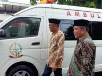 Nurdin Abdullah Serahkan Mobil Ambulans Hibah Jepang untuk Sidrap