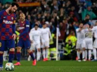 Ekspresi kesedihan Lionel Messi usai gawang Barcelona dibobol Real Madrid, Senin (2/3/2020). (c) AP Photo