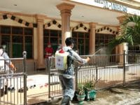 Sasar Bandara dan Masjid, Relawan PMI Selayar Gelar Penyemprotan Disinfektan