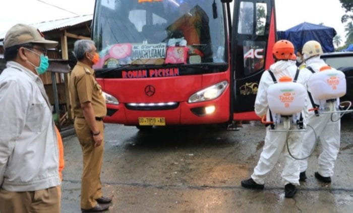Thoriq Husler Pantau Langsung Penyemprotan Kendaraan di Perbatasan Lutra-Lutim