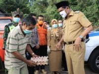 Bupati Barru Serahkan Bantuan Logistik ke Semua Warga di Dusun Labungnge