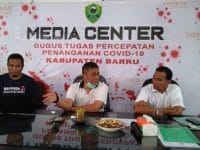 Juru Bicara Penanganan Covid-19 Barru, dr Amis memberikan keterangan pers di Media Center Covid-19 Barru.