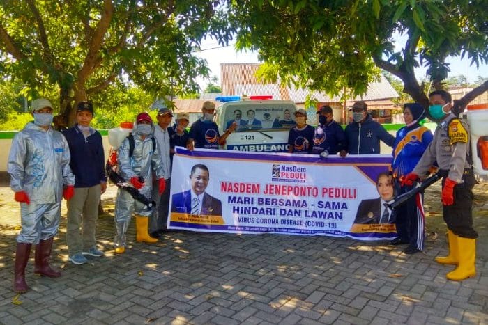 Cegah Covid-19, Kader NasDem Jeneponto Gelar Penyemprotan Disinfektan