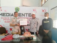 Perhimpunan Dokter Hewan Serahkan Bantuan APD ke Tim Gugus Tugas Barru