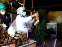 NasDem Barru Bagikan Masker ke Pedagang Pinggir Jalan