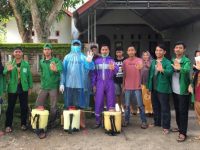 Cegah Covid-19, Mahasiswa KKN UINAM Gelar Penyemprotan Disinfektan di Palampang