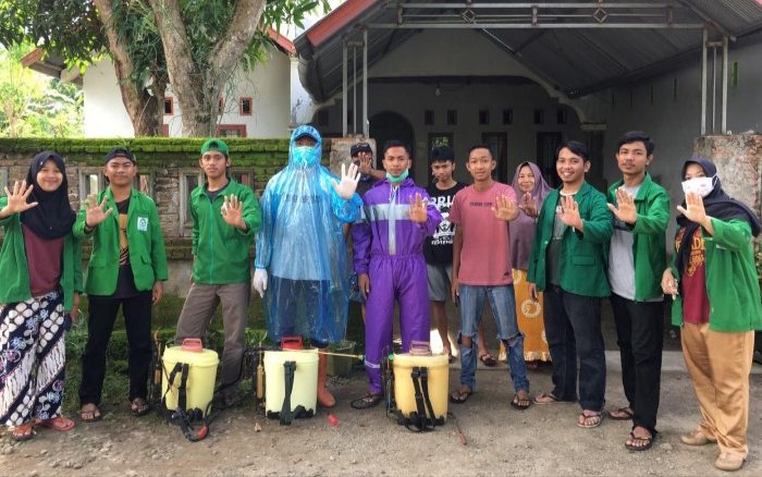 Cegah Covid-19, Mahasiswa KKN UINAM Gelar Penyemprotan Disinfektan di Palampang