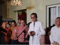 Gubernur Sulsel, Nurdin Abdullah saat konferensi pers di kediamannya di Makassar, Kamis (19/3/2020).