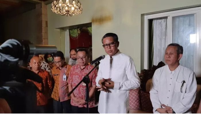 Gubernur Sulsel, Nurdin Abdullah saat konferensi pers di kediamannya di Makassar, Kamis (19/3/2020).