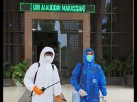 Penyemprotan Disinfektan di Kampus UIN Alauddin Makassar.