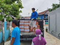 Muhammad Yusuf Bagi-bagi Sembako di Kelurahan Pai Makassar