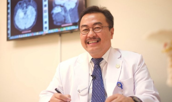 Komandan Gugus Penanganan Covid-19 Jatim, dr Joni Wahyuhadi