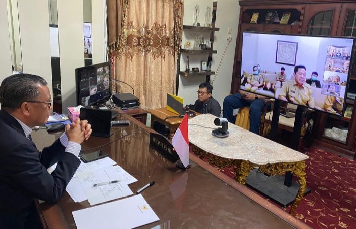 Gubernur Sulsel Nurdin Abdullah, saat melakukan rapat dengan seluruh jajarannya melalui video conference, Senin, (30/3/2020).