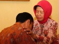 Jokowi dan Ibundanya, Sudjiatmi. (Ist)