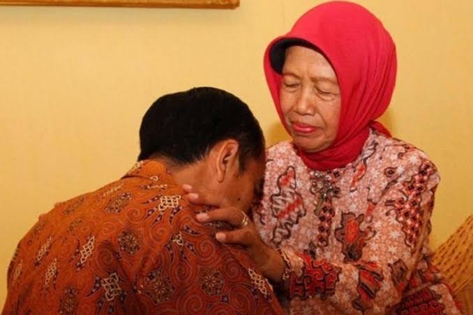 Jokowi dan Ibundanya, Sudjiatmi. (Ist)