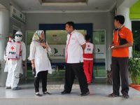 Antisipasi Covid-19, Kantor Bank Sulselbar Cabang Maros Disemprot Disinfektan