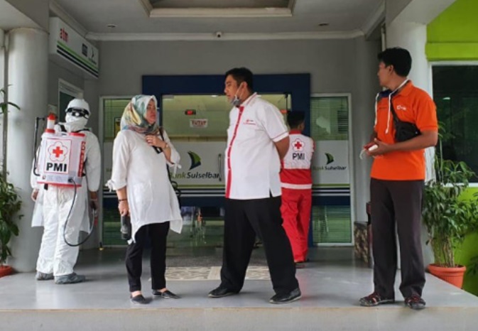 Antisipasi Covid-19, Kantor Bank Sulselbar Cabang Maros Disemprot Disinfektan