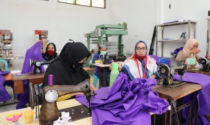 Proses Produksi APD di posko utama Gugus Tugas Percepatan Penanganan Covid-19 di Lamalaka, Kabupaten Bantaeng, Sulawesi Selatan.