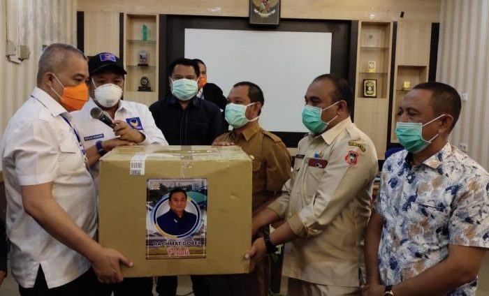 Penyerahan bantuan APD dari Rachmat Gobel diserahkan Koordinator Tim Tanggap Covid-19 Rachmat Gobel Peduli, dr. Charles Budi Doku