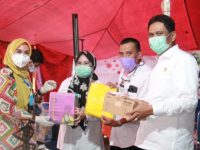 Ketua DPRD Sulsel, Andi Ina Kartika yang menyerahkan bantuan 125 APD berupa baju dan masker N19 ke GTP Covid-19 Barru, Rabu (08/04/2020).