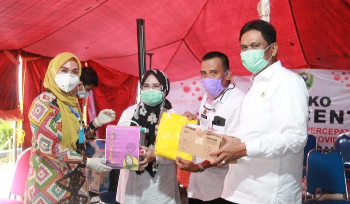 Ketua DPRD Sulsel, Andi Ina Kartika yang menyerahkan bantuan 125 APD berupa baju dan masker N19 ke GTP Covid-19 Barru, Rabu (08/04/2020).