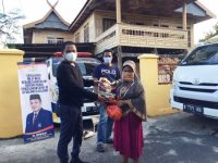 H. Irwan menyerahkan paket sembako untuk Warga.