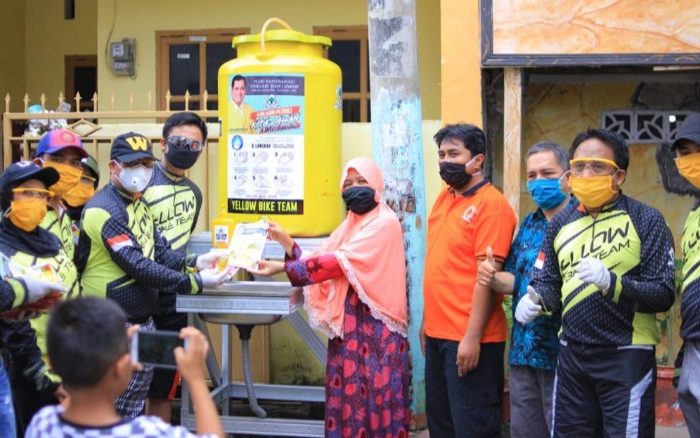 Yellow Bike Partai Golkar Gelar Aksi Sosial Pasang Alat Cuci Tangan untuk Warga