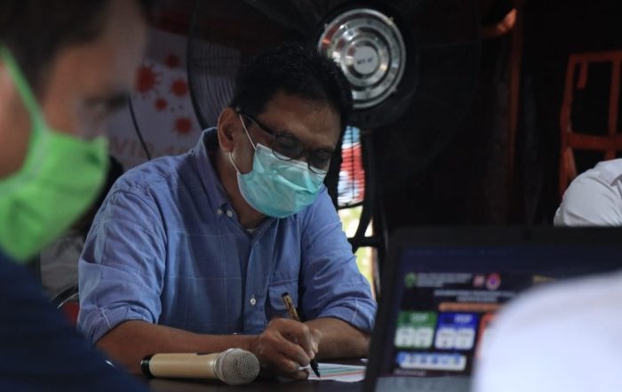 Bupati Barru, Suardi Saleh saat memberikan keterangan pers di Posko dan Media Center Tim Gugus Tugas Percepatan Penanganan Covid