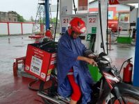 Petugas Pertamina Delivery Service