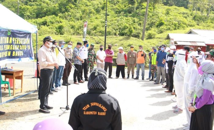 Bupati Barru Suardi Saleh memberi pengarahan di apel siaga pembukaan posko di perbatasan Barru - Soppeng.