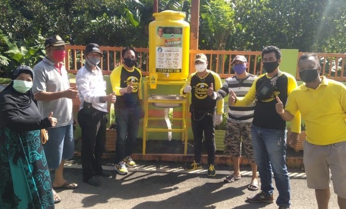 Jelang PSBB Makassar, Komunitas Sepeda Partai Golkar Sebar Wastafel Portable