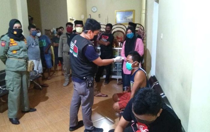 Pemeriksaan kesehatan dan suhu tubuh terhadap setiap tamu yang menginap di penginapan yang ada di kota Sinjai