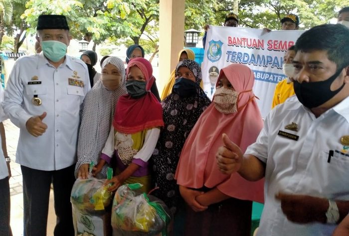 Warga Terdampak Covid-19 di Bulukumba Terima Bantuan Pemerintah