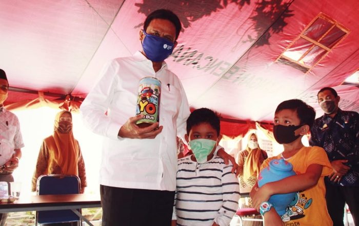 Dua Anak TK di Barru Serahkan Celengannya Bantu Atasi Corona