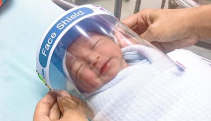 Salah satu bayi di Thailand yang memakai perisai pelindung wajah. Foto: Facebook/Paolo Hospital Samutprakarn