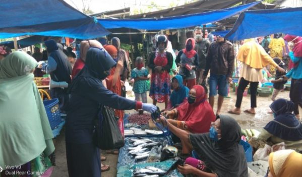 Persakmi Selayar Bagi-bagi Masker untuk Pedagang dan Pengunjung Pasar