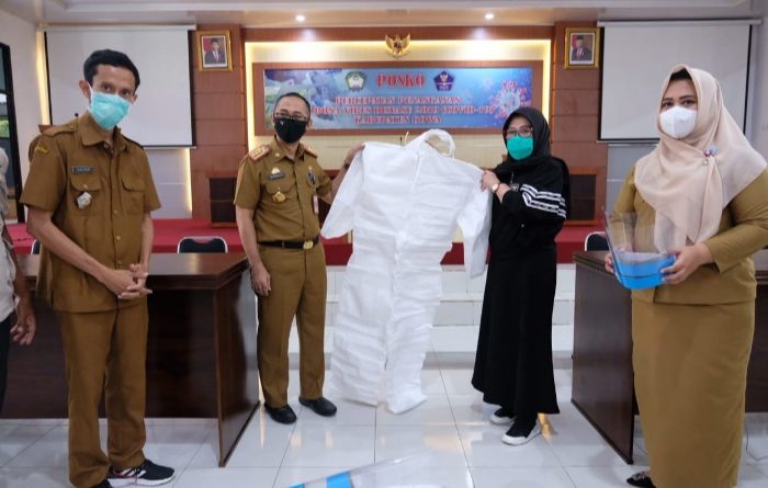 Keluarga Yasin Limpo Serahkan 100 Baju Hazmat