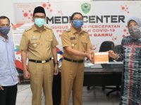 Hasnah Syam Kembali Serahkan Bantuan 500 Unit Alat Rapid Test