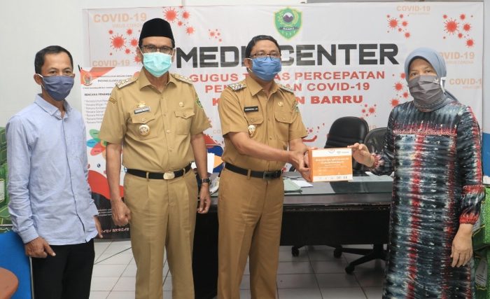 Hasnah Syam Kembali Serahkan Bantuan 500 Unit Alat Rapid Test