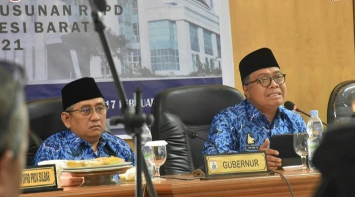 Gubernur Sulbar, Ali Baal Masdar menghadiri Forum Konsultasi Publik Dalam Rangka Penyusunan RKPD Provinsi Sulawesi Barat tahun 2021 di Ruang Pertemuan Lantai II Kantor Gubernur Sulbar, Senin, 17 Februari 2020