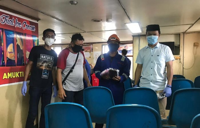 Antisipasi Covid-19, Kerabat H Irwan Bagikan Masker di Pulau Liukang Tangaya Pangkep