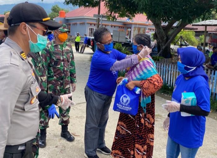 Rusda Mahmud Pimpin Penyemprotan Disinfektan dan Pembagian Sembako dan Masker di Kolaka Utara