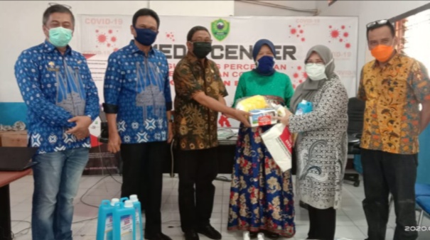 Hasnah Syam Salurkan Bantuan APD ke Tenaga Medis di Barru