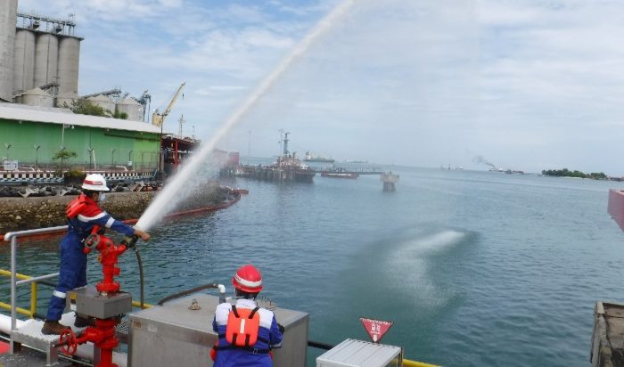 Pertamina Lakukan Upaya Terbaik Tanggulangi Tumpahan Minyak di Pesisir Pantai Makassar
