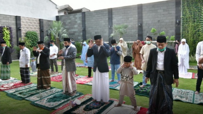 Nurdin Abdullah dan Keluarga Salat Idul Fitri di Kediaman Pribadi