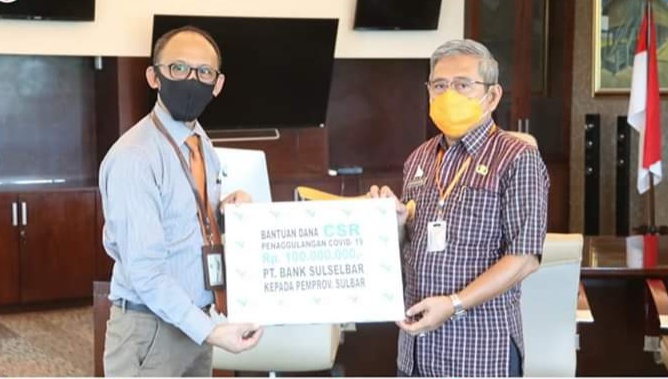 Gubernur Sulbar, Ali Baal Masdar Menerima Bantuan Dana CSR penanggulangan Covid-19 dari Pimpinan Bank Sulselbar, Syarifuddin Haruna di ruangan kerja Gubernur Sulbar, Kamis, 23 April 2020