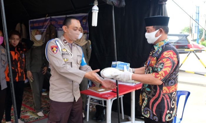 Wabup Gowa Keliling Pos Pengamanan Perbatasan Bagikan Suplemen dan APD