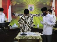 Gubernur Sulbar, Ali Baal Masdar saat melakukan Launching Pembayaran Zakat Kepada Baznas Provinsi Sulawesi Barat Tahun 1441 H/2020 M Melalui Video Conference, di Ruang Oval Lantai 3 Kantor Gubernur Sulbar, Sabtu, 16 Mei 2020