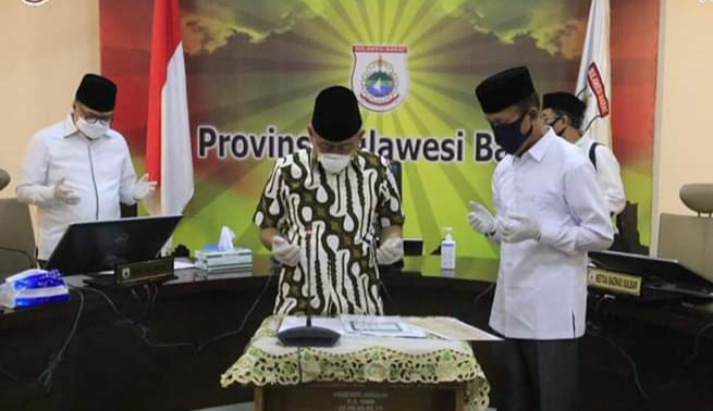 Gubernur Sulbar, Ali Baal Masdar saat melakukan Launching Pembayaran Zakat Kepada Baznas Provinsi Sulawesi Barat Tahun 1441 H/2020 M Melalui Video Conference, di Ruang Oval Lantai 3 Kantor Gubernur Sulbar, Sabtu, 16 Mei 2020